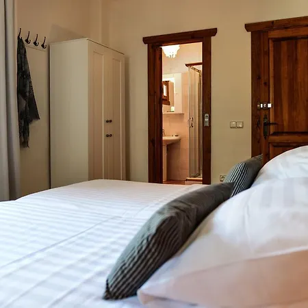 La Perla De Deluxe Bed & Breakfast